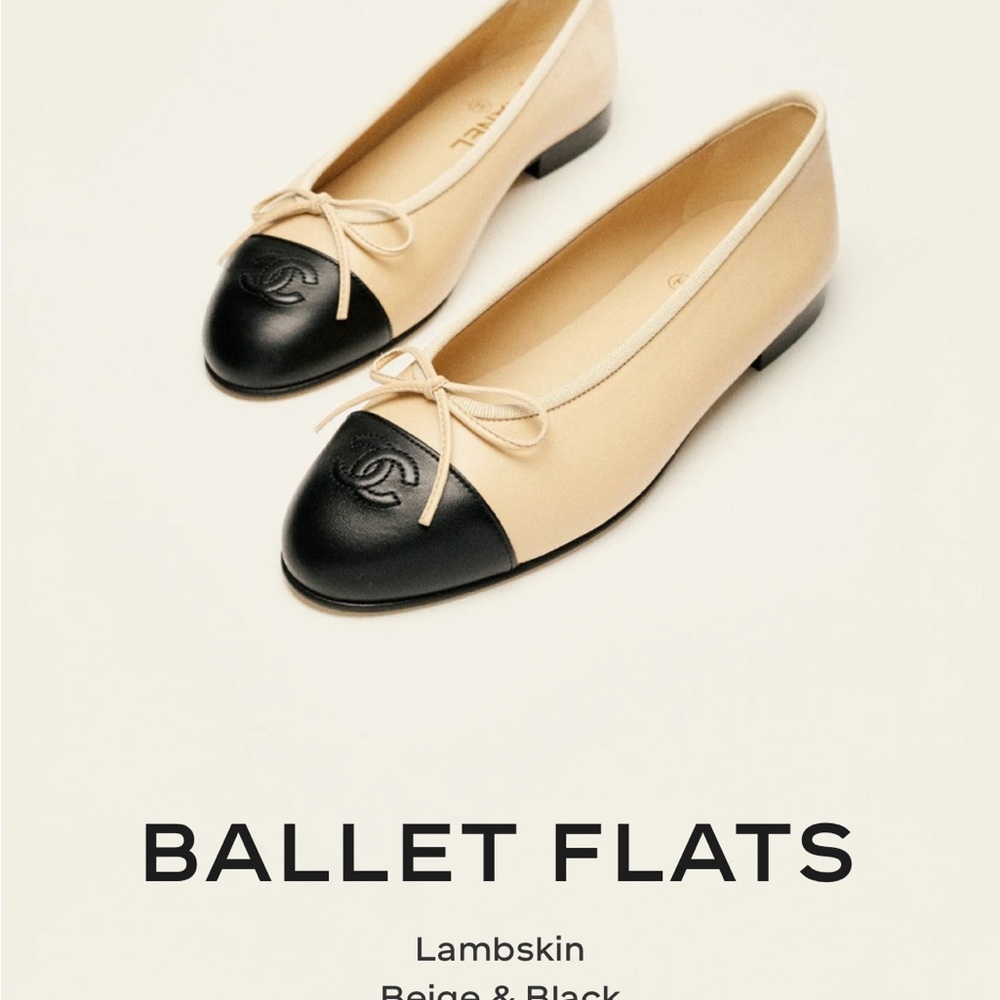 CHANEL Cream and Black Flats Elegant Two-Tone Design